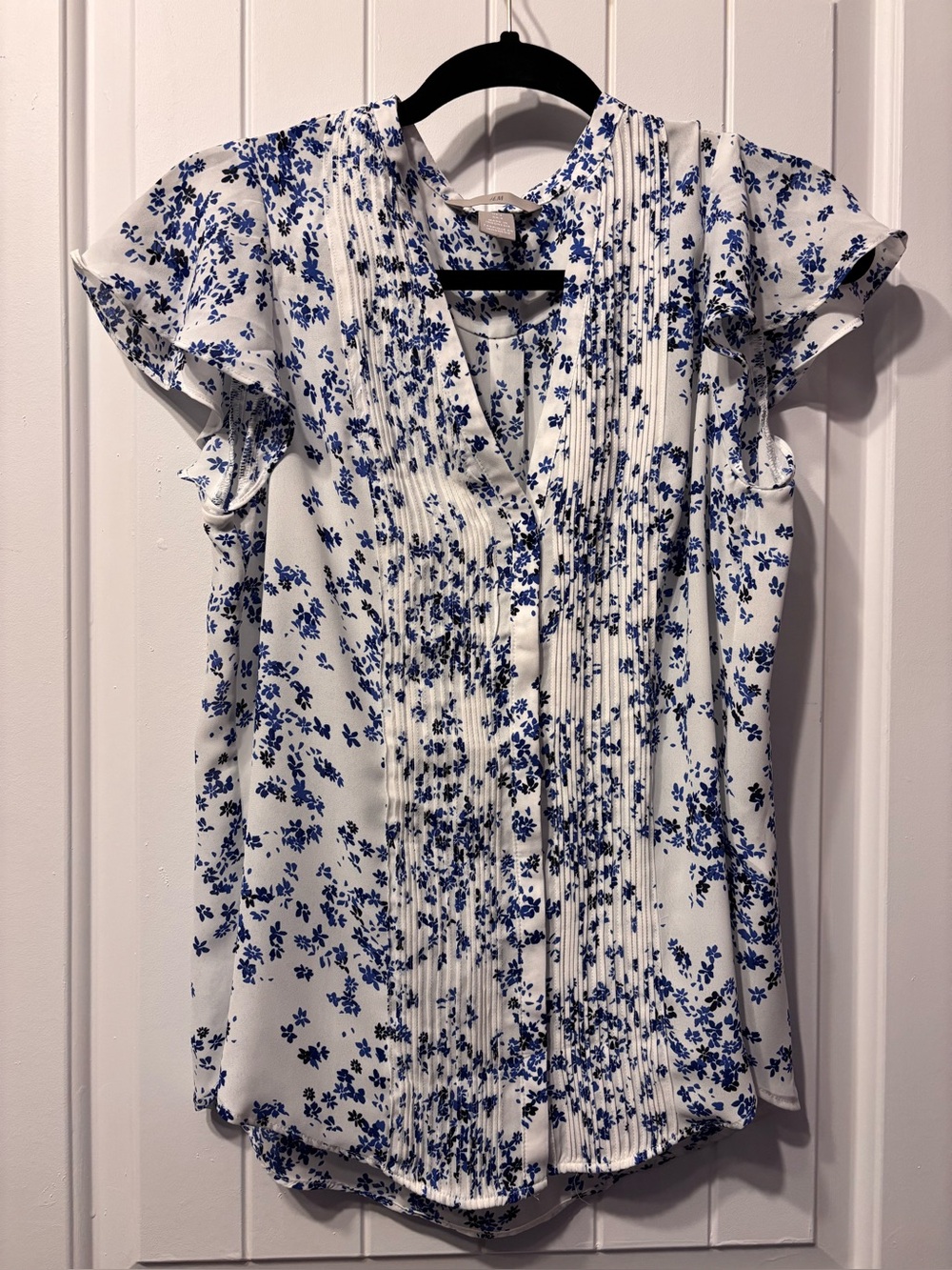 H&M White & Blue Floral Pintuck Flutter Sleeve Blouse